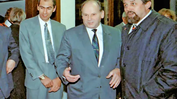 Janez Janša (levo) s predhodnikoma na čelu stranke, že pokojnima dr. Jožetom Pučnikom in ustanoviteljem SDSS Francetom 
Tomšičem (desno).