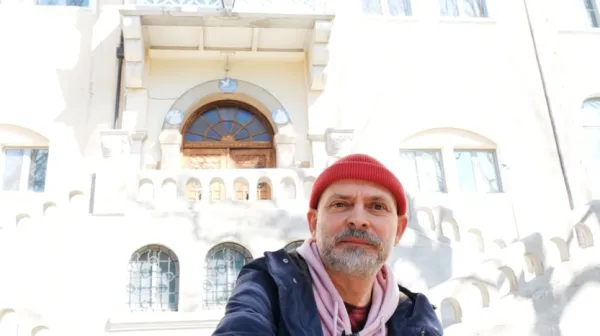 Novogoričan Peter Szabo je kot dijak klasičnega liceja verouk pri 
patru Rupniku obiskoval v nekdanjem semenišču, kjer danes 
domuje goriška izpostava tržaške univerze.  