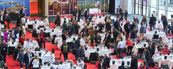 Več kot 300 ocenjevalcev  je v šest članskih komisijah ocenjevalo 
vina v športni dvorani Žatika v Poreču. 