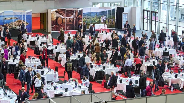 Več kot 300 ocenjevalcev  je v šest članskih komisijah ocenjevalo 
vina v športni dvorani Žatika v Poreču. 