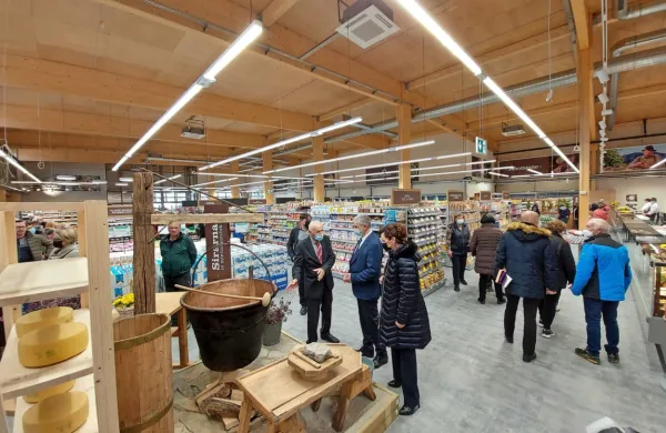 Ob odprtju  februarja lani (na sliki) je imel lepotec med marketi, Market Brda, 1300 kvadratnih metrov površin, a ker kupcev, predvsem 
italijanskih,  ni toliko, kot so pričakovali, so prodajne kapacitete skrčili za dobro tretjino.