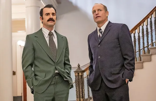 Woody Harrelson (desno) in Justin Theroux sta upodobila osrednja načrtovalca vloma v zloglasno stavbo Watergate v Washingtonu.