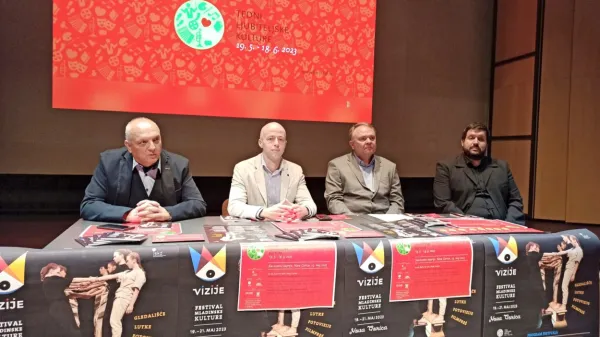   Damjan Damjanovič, dr. Tomaž Simetinger, Jani Šalamon in in Jan Pirnat (z leve) so v Kulturnem domu Nova 
Gorica prestavili koncept letošnjih Tednov ljubiteljske kulture.