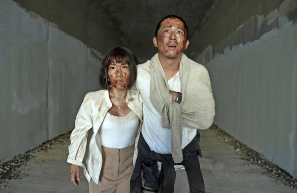 Tako drugačna, a v bistvu zelo podobna antijunaka najnovejšega 
Netflixovega hita Beef - Amy (standup komičarka Ali Wong) in 
Steven Yeun (zaslovel predvsem z vlogo v filmu Minari).