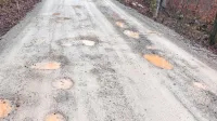 Krajani iz Podkraja in okoliških vasi se po taki cesti dnevno vozijo 
v Postojno in nazaj. 