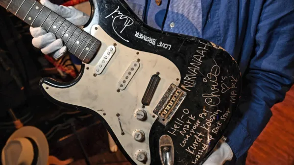 600.000 dolarjev za Cobainovo polomljeno kitaro