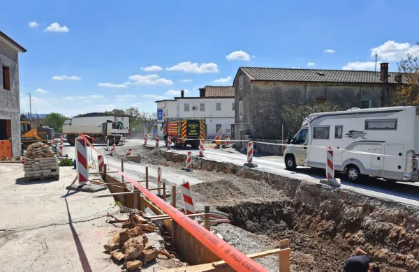 S 30. majem naj bi čez gradbišče novega krožišča na Kozini stekel 
dvosmerni promet. Do takrat bodo  v času prometnih konic promet 
usmerjali policisti in redarji. 