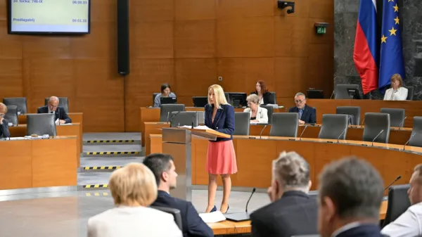 Poslanka Meira Hot je poudarila, da pri noveli zakona ne gre za 
napad na kmete in rejce živali ter degradacijo veterinarske stroke 
in njenih inšpekcijskih služb.