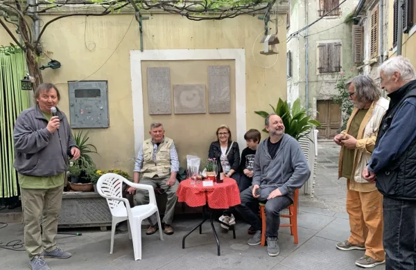 Dolgoletni urednik Mandrača Drago Mislej -  Mef (levo) in njegov naslednik Aljoša Mislej (na stolu desno) sta Zorana 
Odiča (drugi z leve) presenetila z izdajo zbirke njegovih kolumn, ki jih že vrsto let prispeva za Mandrač.