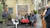 Dolgoletni urednik Mandrača Drago Mislej -  Mef (levo) in njegov naslednik Aljoša Mislej (na stolu desno) sta Zorana 
Odiča (drugi z leve) presenetila z izdajo zbirke njegovih kolumn, ki jih že vrsto let prispeva za Mandrač.