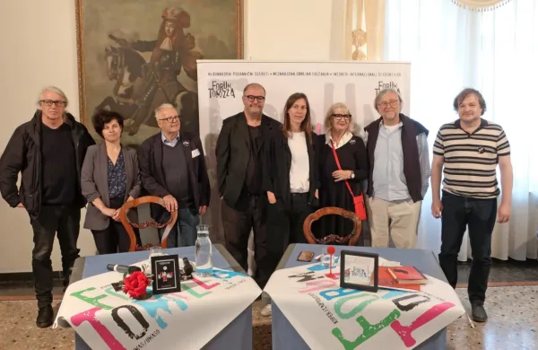 V Kopru so tokrat svoje misli med občinstvo širili (z leve): uvodničar Marcel Štefančič jr., pesnica in 
dramatičarka Monika Herceg, pisatelj Diego Zandel, pesnik in pisatelj Ahmed Burić, pesnica Nina Dragičević, 
srce Foruma v Kopru Irena Urbič, Marjan Rupert iz NUK-a ter novinar in radijec Saša Ćirić. 