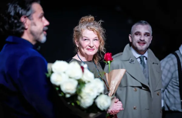Inšpicientka Sonja Kerstein je upokojitev praznovala z igralsko in 
tehnično ekipo, a tudi z nepričakovano medijsko pozornostjo. 