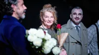 Inšpicientka Sonja Kerstein je upokojitev praznovala z igralsko in 
tehnično ekipo, a tudi z nepričakovano medijsko pozornostjo. 