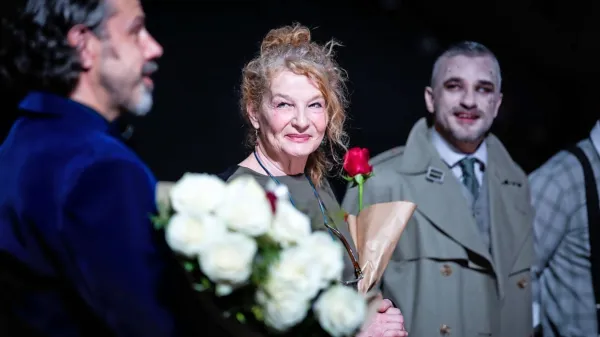 Inšpicientka Sonja Kerstein je upokojitev praznovala z igralsko in 
tehnično ekipo, a tudi z nepričakovano medijsko pozornostjo. 