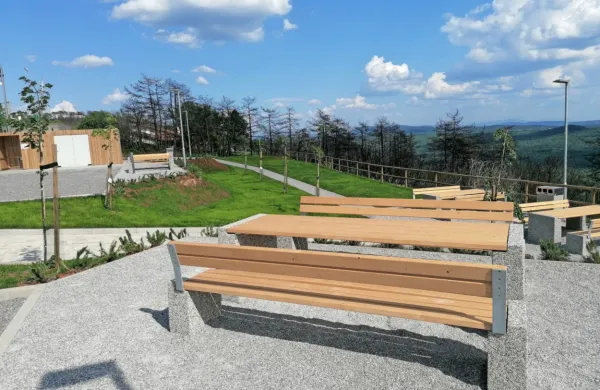     Poleg parkirišč za avtodome in šotorišč so uredili tudi   klopi. 