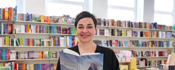 Davorka Štefanec v roki drži svoj prvenec Strašilka, v ozadju pa 
vidimo prenovljene prostore knjigarne Dom knjige, s katero raste 
že 25 let.