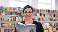 Davorka Štefanec v roki drži svoj prvenec Strašilka, v ozadju pa 
vidimo prenovljene prostore knjigarne Dom knjige, s katero raste 
že 25 let.