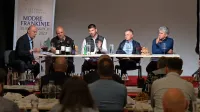 O refošku in modri frankinji so v Sevnici govorili vinarji Jernej 
Žaren, Janko Kobal, Matej Zaro in Sebastjan Štemberger, pogovor 
je vodil novinar Sašo Dravinec (z desne). 