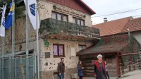 Pod hišo družine Kolar (sedaj muzej) se začne ročno izkopan, 800 
metrov dolg tunel, po katerem so med vojno oskrbovali  Sarajevo. 
