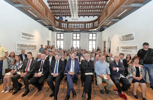 Dvorana, kjer so nekoč prirejali dvoboje v sabljanju in jih 
spremljali z balkona,  bo služila različnim prireditvam in predavanjem.   