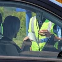 Policisti za izravnalne ukrepe lahko po prečkanju meje ustavijo 
voznico, pregledajo njene dokumente in prtljago, če tako ocenijo, 
lahko pregledajo tudi vozilo. 