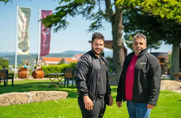 Lastnik novega turističnega naselja Alen Babič (s sinom Patrikom) 
si obeta tudi gospodarski razvoj  kraja.