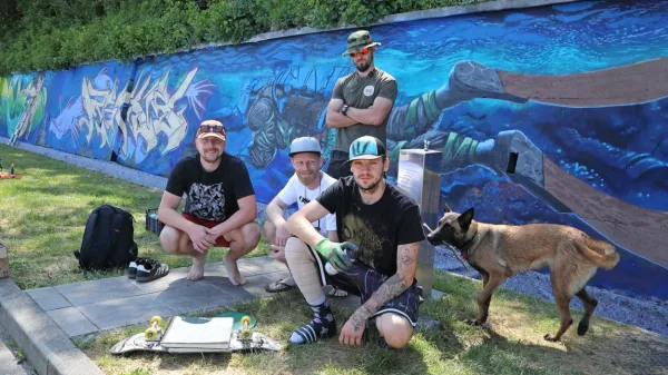 50-metrski zid nedaleč od Rexa je v podvodni svet spremenila 
ekipa grafitarjev pod vodstvom Tineta Dekortija (v ospredju).