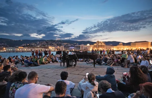 Na pomolu Audace bodo letos ponovno ponudili klavirski koncert 
ob zori, ki je kljub zgodnji uri vedno dobro obiskan.