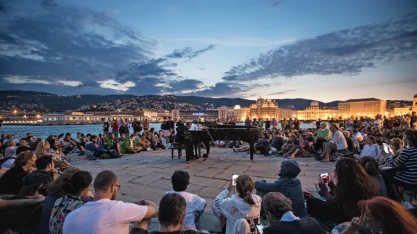 Na pomolu Audace bodo letos ponovno ponudili klavirski koncert 
ob zori, ki je kljub zgodnji uri vedno dobro obiskan.