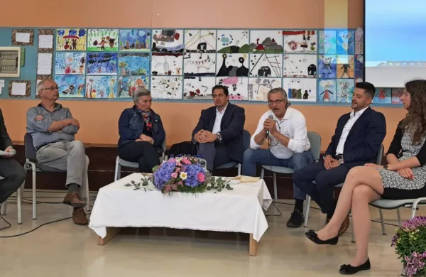 O težavah in rešitvah prostorske stiske na OŠ Srečka Kosovela so razpravljali (z leve): ravnatelj Alen Kofol, predstavnik zaposlenih Miloš Škapin, 
podžupanja Vanja Jelen, župan Andrej Sila, predstavnik sveta staršev Rudolf Pečar, predsednik sveta  šole Dejan Avsec   in arhitektka Maja Tavčar.  