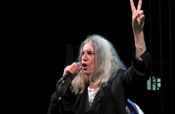 Patti Smith bo 5. oktobra nastopila v Rožni Dolini. 