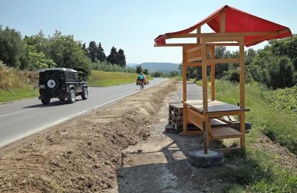 Stojnica za prodajo sadja in zelenjave ob Jadranski cesti je ostala 
ujeta za zemeljskim nasipom. 