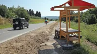 Stojnica za prodajo sadja in zelenjave ob Jadranski cesti je ostala 
ujeta za zemeljskim nasipom. 