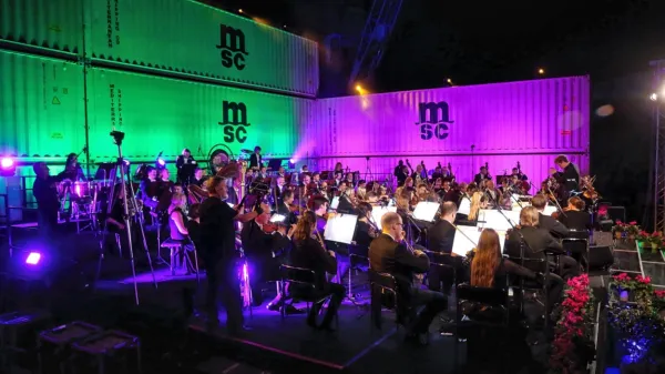 Utrinek s prve Simfonije Kopra leta 2019, ko so za prvo tovrstno prireditev pri nas združili moči  Mestna občina Koper, Luka Koper in Društvo 
prijateljev glasbe.