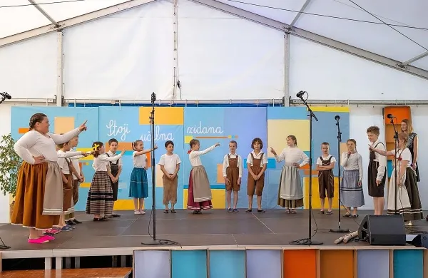 Nastopajoči učenci so med drugim prikazali, kako so se med 
odmori nekdaj igrali izštevanke.   