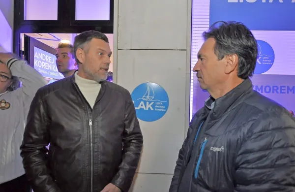 Ivan Hrkman (levo) je na volilni večer, ki je prinesel zmago Andreju 
Koreniki, prihitel v njegov štab v Lucijo in čestital zmagovalcem. 
Na fotografiji v pogovoru s Francem Kraševcem iz Liste Andreja 
Korenike.    