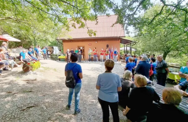 Po štirih letih in stotinah ur prostovoljnega dela so v soboto uradno odprli prenovljeno planinsko zavetišče 
na Koradi.