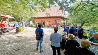 Po štirih letih in stotinah ur prostovoljnega dela so v soboto uradno odprli prenovljeno planinsko zavetišče 
na Koradi.