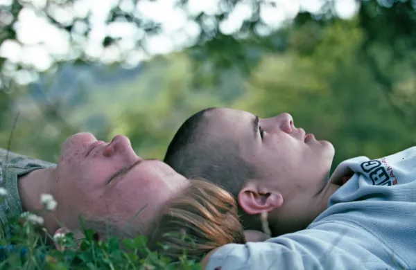 Filmi sekcije Chiaro-oscuro bodo na letošnjem Kino Otoku obravnavali družinsko 
življenje in družino. Na fotografiji je prizor iz filma Bratje.

