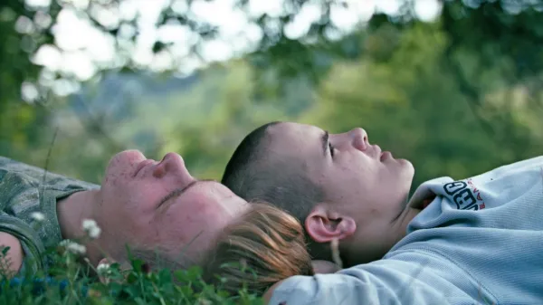 Filmi sekcije Chiaro-oscuro bodo na letošnjem Kino Otoku obravnavali družinsko 
življenje in družino. Na fotografiji je prizor iz filma Bratje.

