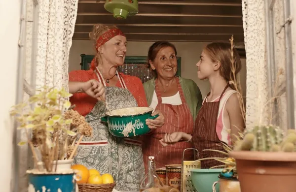 Poletje, ko sem se naučila leteti je poletna dogodivščina za 
najstnike in katarzični film za ostale generacije.