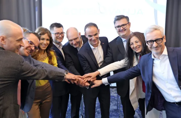 Dvanajst ustanoviteljev društva Platforma Sodelovanja druži želja 
po sproščeni in odprti Sloveniji. 