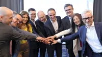 Dvanajst ustanoviteljev društva Platforma Sodelovanja druži želja 
po sproščeni in odprti Sloveniji. 
