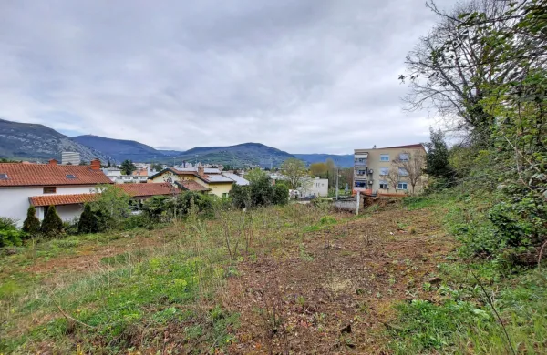 Na Streliški so lani podrli dotrajan blok, Jan upa, da bodo novega z 11 stanovanji začeli graditi poleti. 