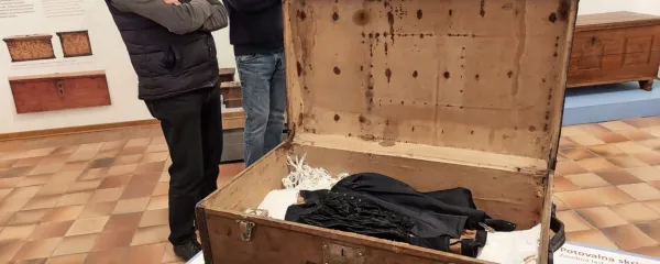 Potovalna skrinja je z nekdanjo lastnico preromala skoraj ves 
svet. 