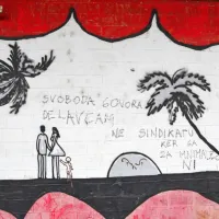 Eden izmed muralov ob severni obvoznici nasproti skladišča 
Libertas, ki so nastali leta 2014 v okviru pobude Moč besed. Ta je 
opozarjala na sovražni govor na spletu med mladimi in na spletno 
nadlegovanje. 