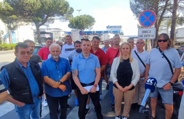 Zbrani pred vhodom v Luko Koper so  pozvali Luko Koper k dogovoru in poravnavi z nekdanjimi delavci IPS. 
V ospredju so (od drugega z leve) Peter Majcen, Damjan Volf, Ana Jakopič in Renato Koršič.