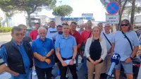 Zbrani pred vhodom v Luko Koper so  pozvali Luko Koper k dogovoru in poravnavi z nekdanjimi delavci IPS. 
V ospredju so (od drugega z leve) Peter Majcen, Damjan Volf, Ana Jakopič in Renato Koršič.