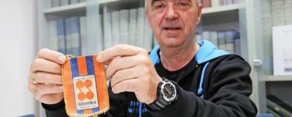 Robert Živec  s klubskim simbolom Šibenke, kjer je Dražen Petrović 
začel svojo košarkarsko pot. 