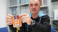 Robert Živec  s klubskim simbolom Šibenke, kjer je Dražen Petrović 
začel svojo košarkarsko pot. 